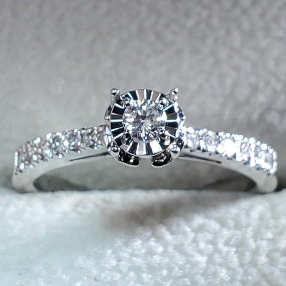 Brand new beautiful diamond engagement 14K white gold ring - Picture 3 of 11